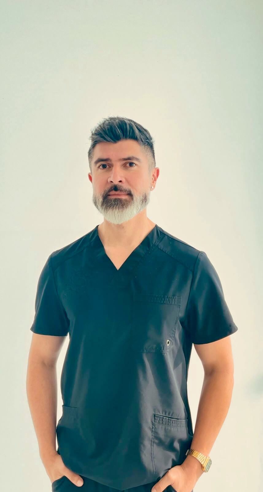 Darío Jiménez en su consulta de kinesiología y osteopatía en Concepción
